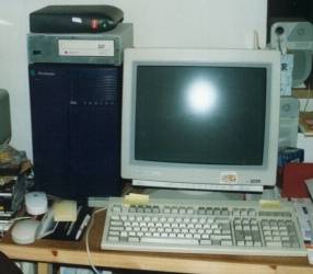 Mein Arbeitsplatz mit Iris Indigo (links) und gemeinschaftlich 
genutztem EIZO-Monitor - der PC-Tower befindet sich unten links au&szlig;erhalb des Bildes